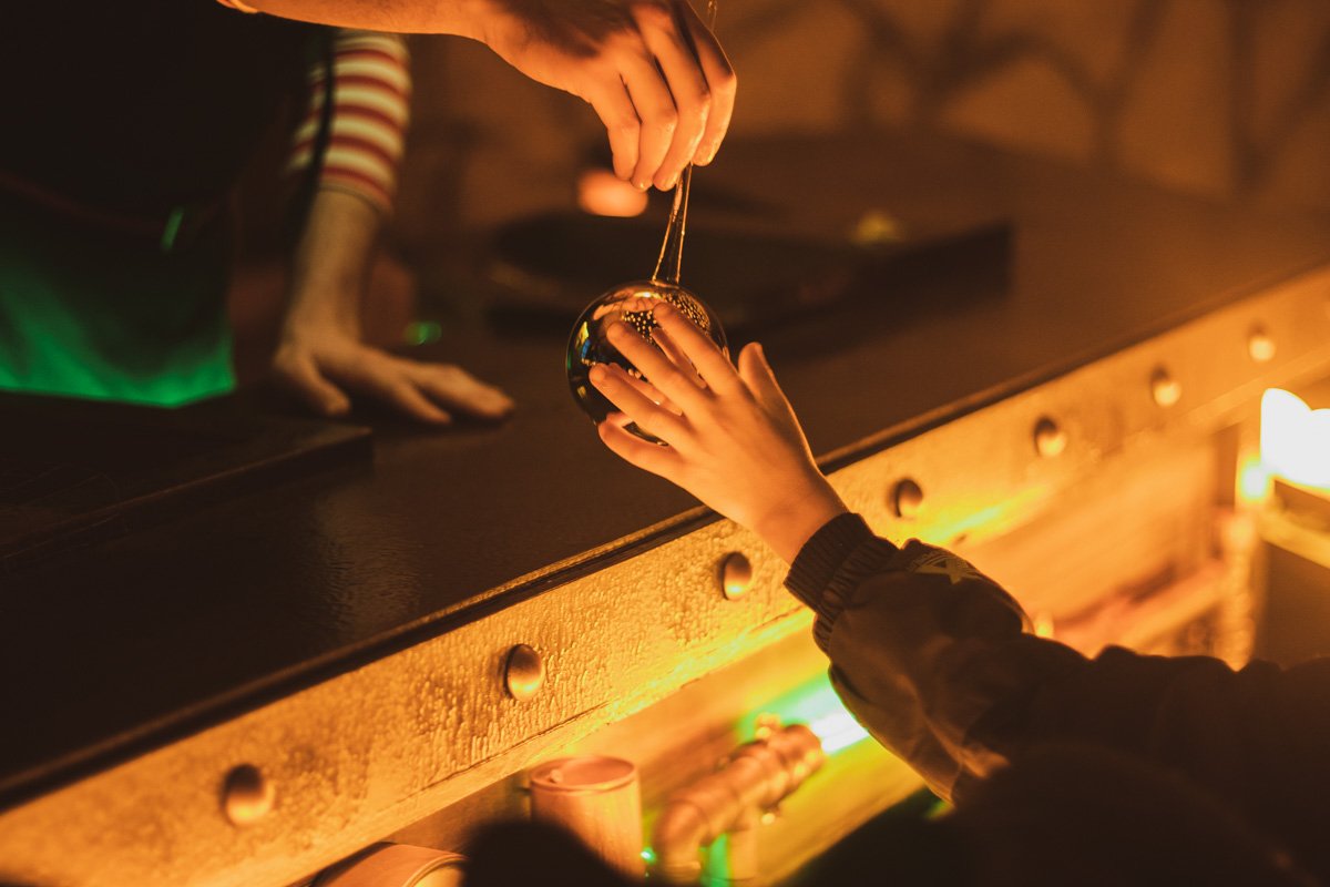 На фабрике рассказывают все секреты идеальных елочных игрушек