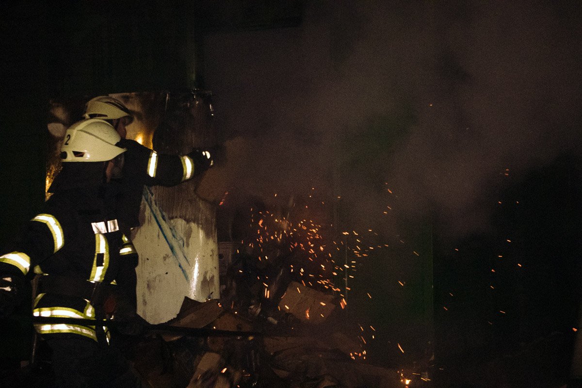 Очевидцы говорят, что ларек мог поджечь неизвестный мужчина Очевидцы говорят, что ларек мог поджечь неизвестный мужчина