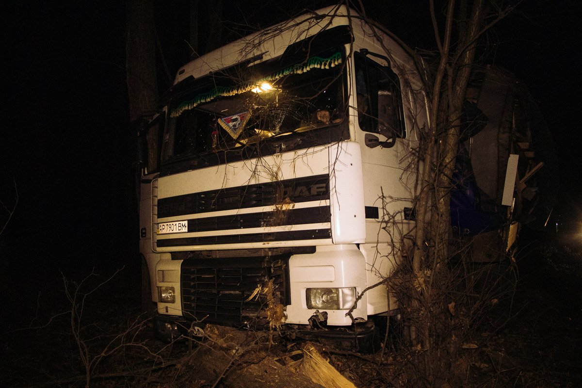 В Киеве фура вылетела с дороги 