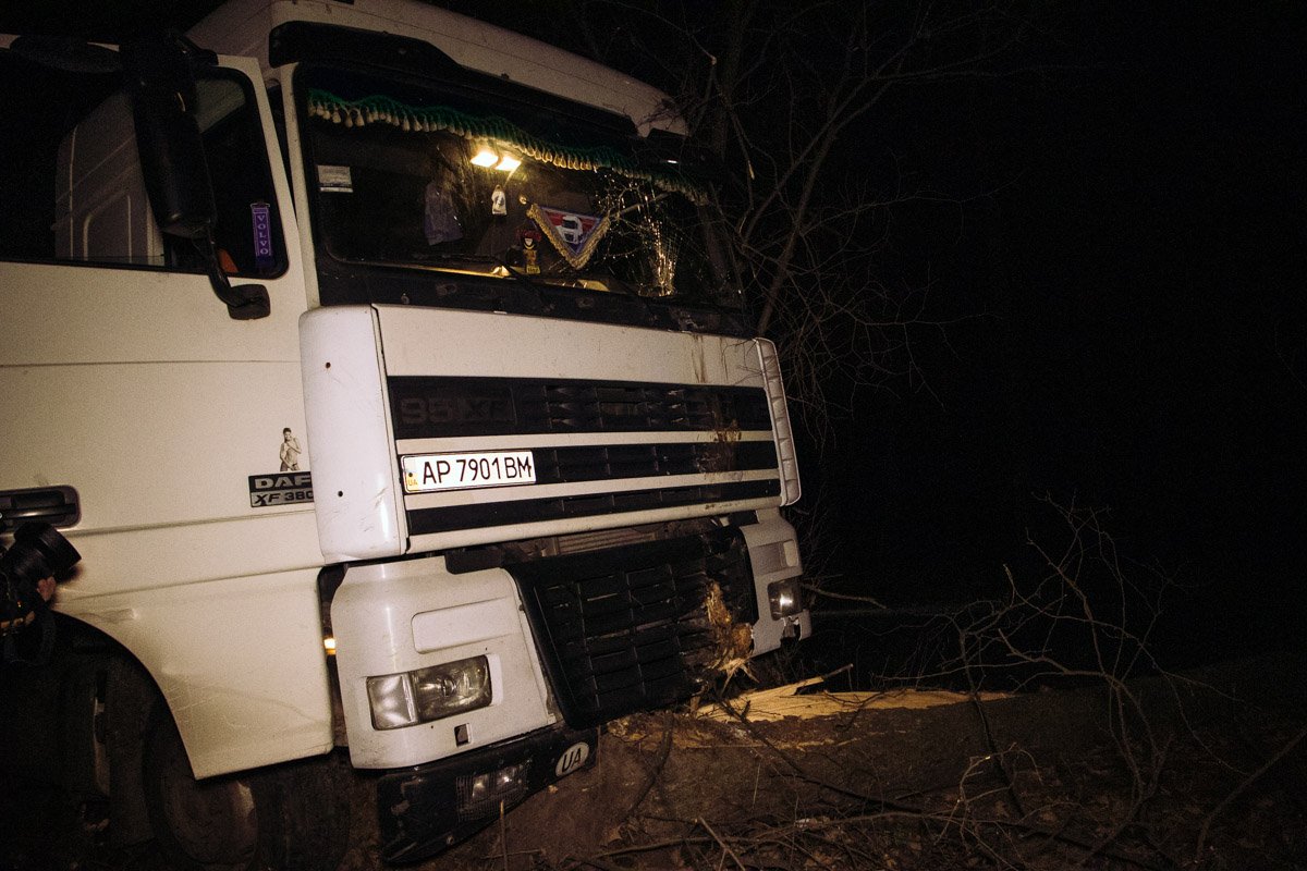 По словам дальнобойщика, он уснул за рулем 