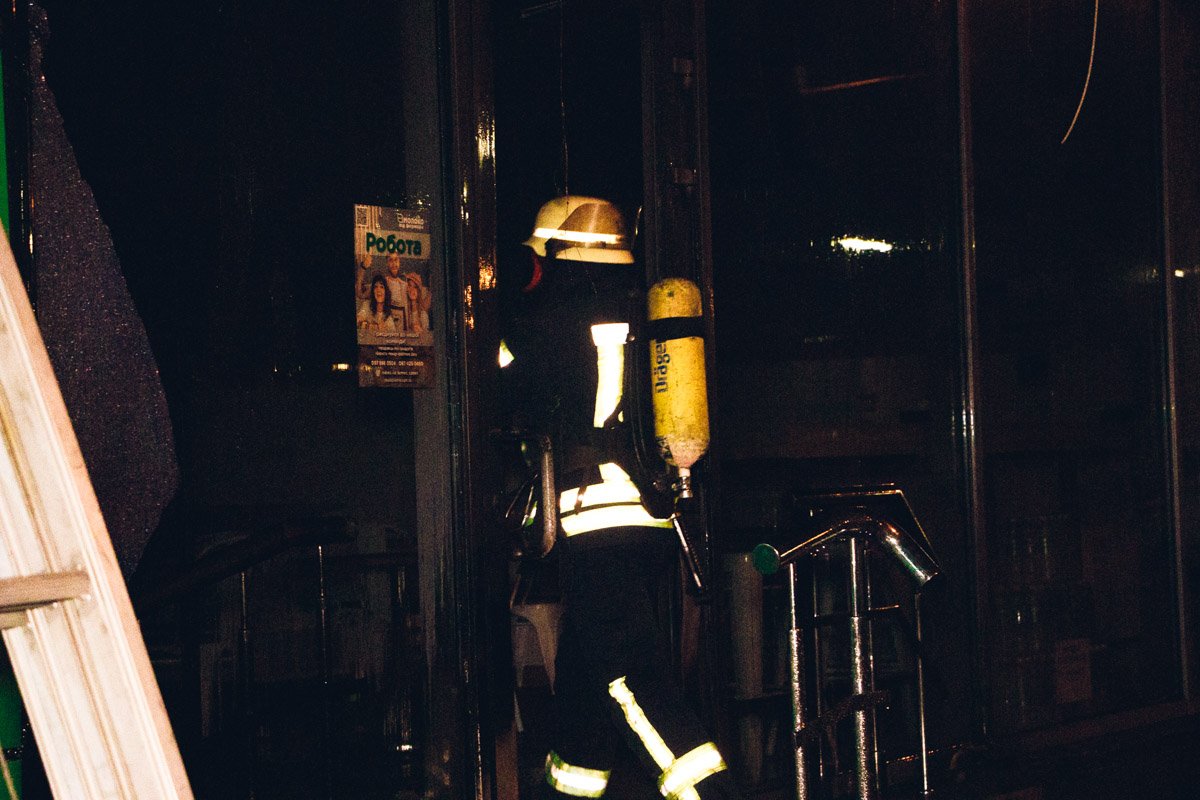 Неизвестные облили витрину керосином 