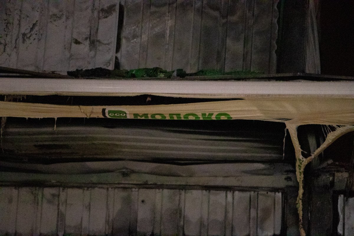 Бокс молочного магазина находился среди других заведений 