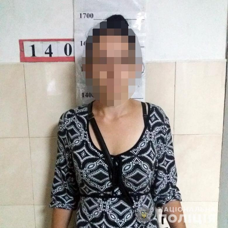 Женщина сорвала золотую цепочку с шеи девочки