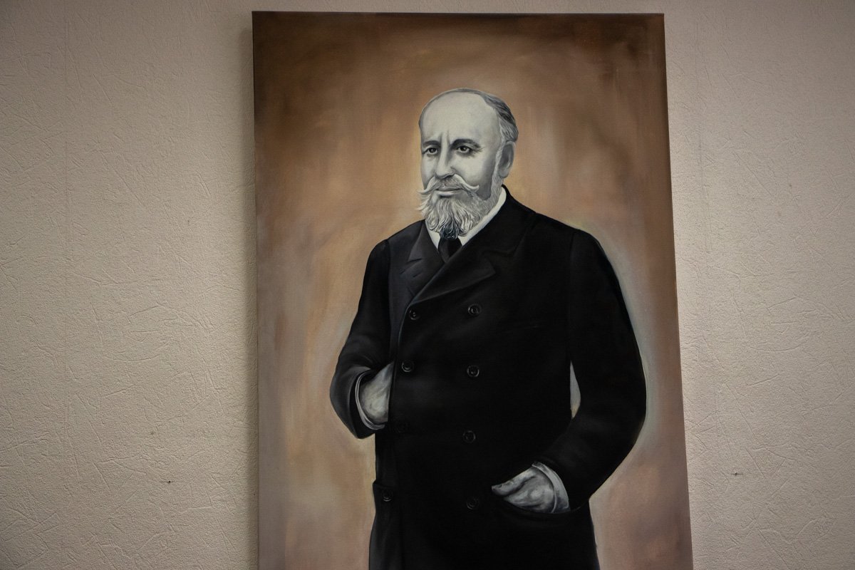 В кабинете у директора находится портрет Лазаря Бродского - сахарного магната, благодаря которому крытое здание рынка на Бессарабке в итоге и появилось на свет В кабинете у директора находится портрет Лазаря Бродского - сахарного магната, благодаря которому крытое здание рынка на Бессарабке в итоге и появилось на свет