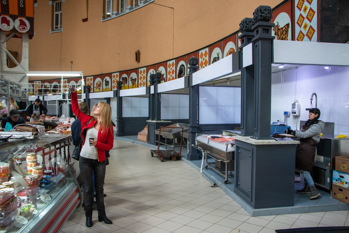 Сейчас же на рынке обновился пока только рыбный павильон Сейчас же на рынке обновился пока только рыбный павильон