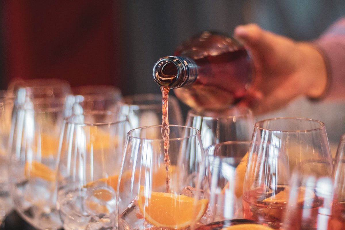 Всех гостей угощали коктейлями 