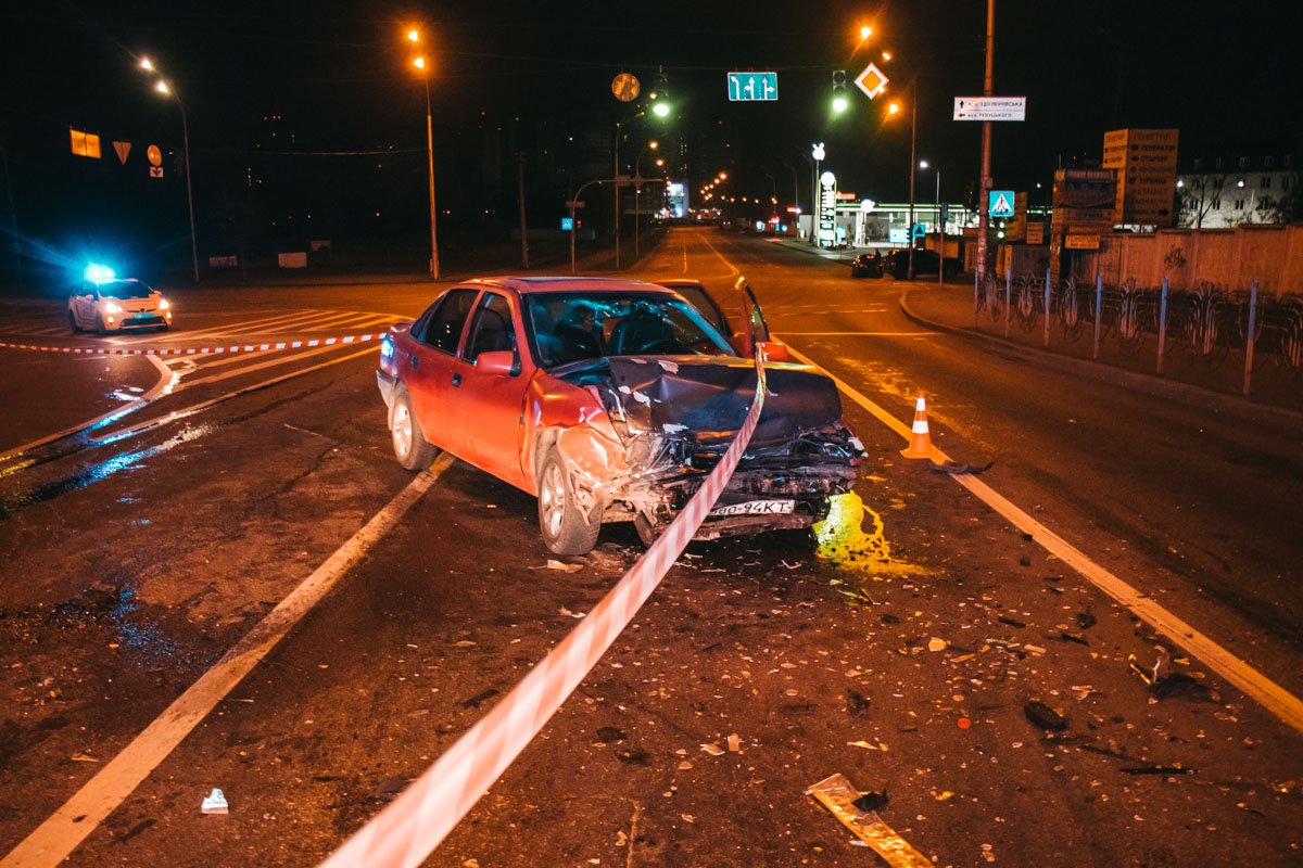 Компания на Opel вылетела на встречную полосу 