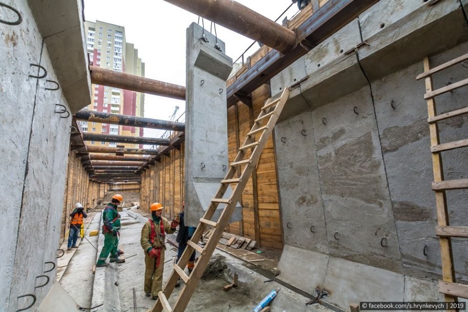 Рабочие принимают конструкции 