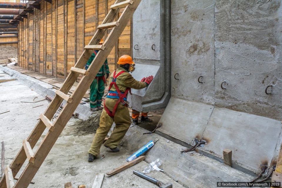 А потом "заводят" блоки к проектных местам 
