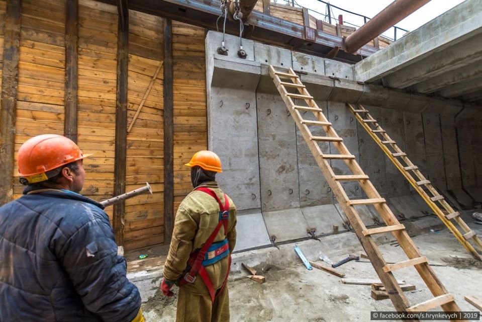 И очередной блок стены занимает свое место. Далее его закладными деталями приваривают к лотку и соседний блокам