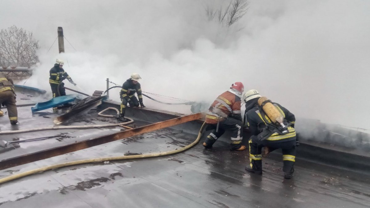 В Киеве на Русановских садах загорелись склады