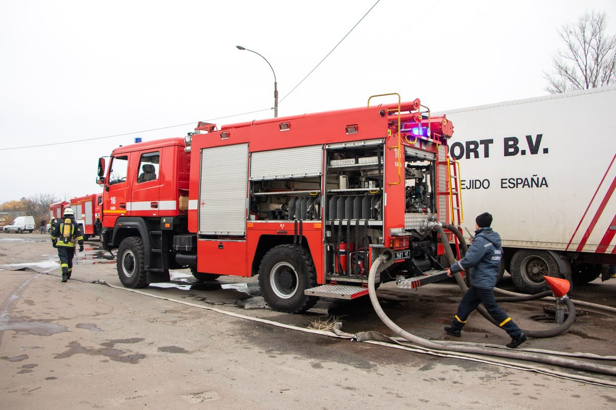 Изначально на пожар выехали несколько машин спасателей Днепровского района Киева