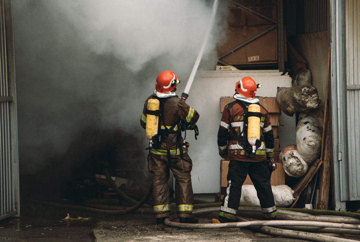 Внутри хранились элементы мебели и керамика