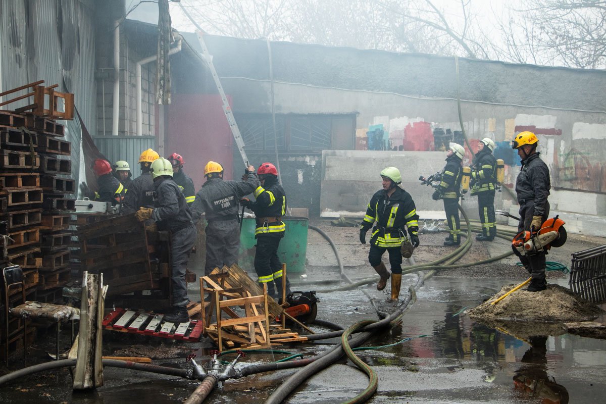 Пожар тушили со всех сторон
