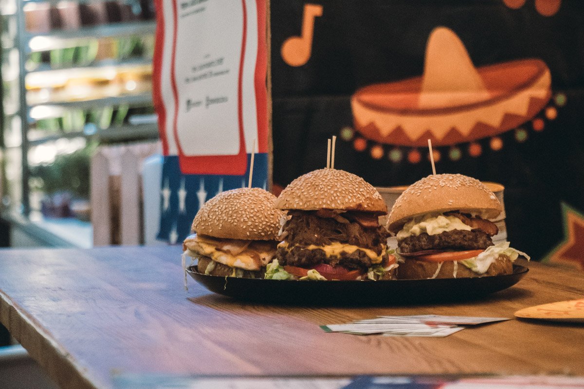 В 19-ом павильоне традиционно расположились десятки торговцев, а на фуд-кортах неизменно пахнет едой В 19-ом павильоне традиционно расположились десятки торговцев, а на фуд-кортах неизменно пахнет едой