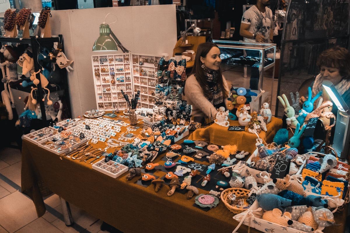 Похолодание и пасмурная погода никак не пугает посетителей барахолки, ведь душе здесь всегда тепло и уютно Похолодание и пасмурная погода никак не пугает посетителей барахолки, ведь душе здесь всегда тепло и уютно