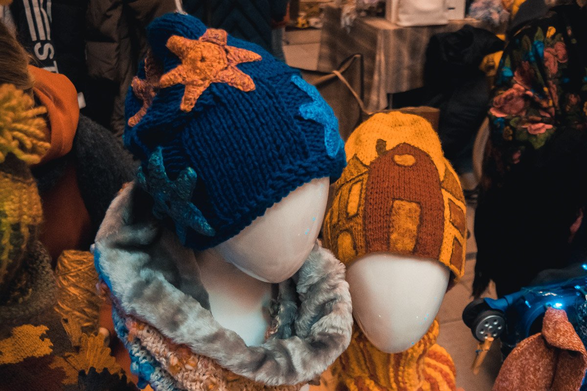 По сниженным ценам предлагают как шмотки «секонд-хенд», так и нереально модные вещи от украинских дизайнеров. По сниженным ценам предлагают как шмотки «секонд-хенд», так и нереально модные вещи от украинских дизайнеров.