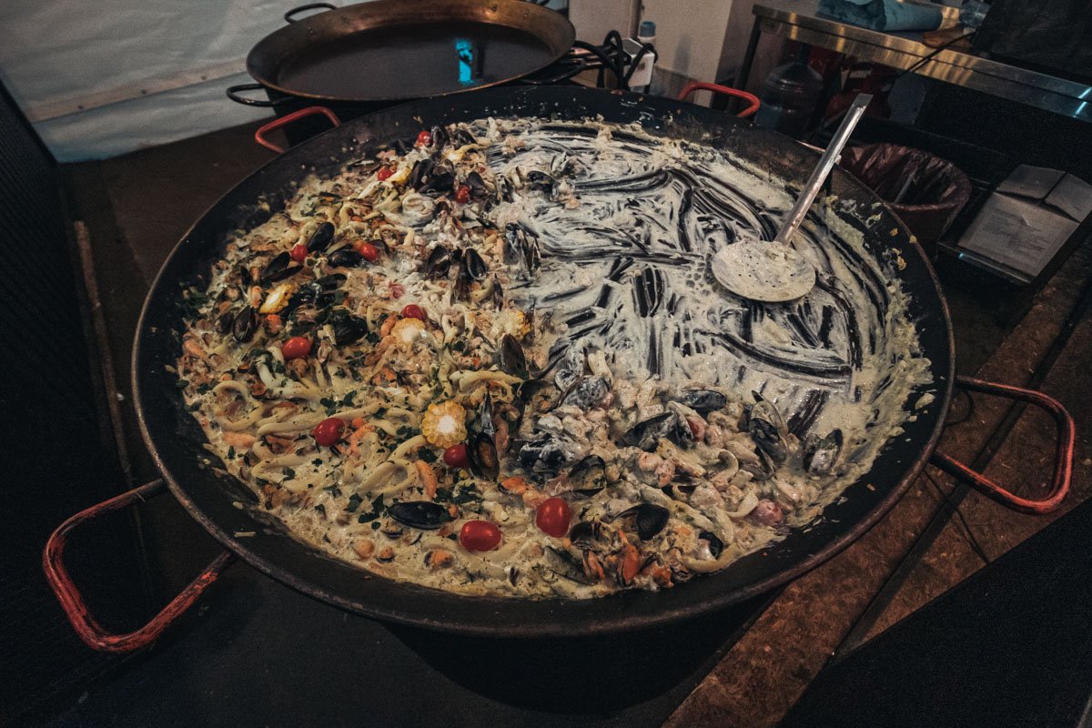 Кухня - разнообразная, алкоголя - море, шмоток - еще больше, аттракционы - на любой вкус и цвет Кухня - разнообразная, алкоголя - море, шмоток - еще больше, аттракционы - на любой вкус и цвет