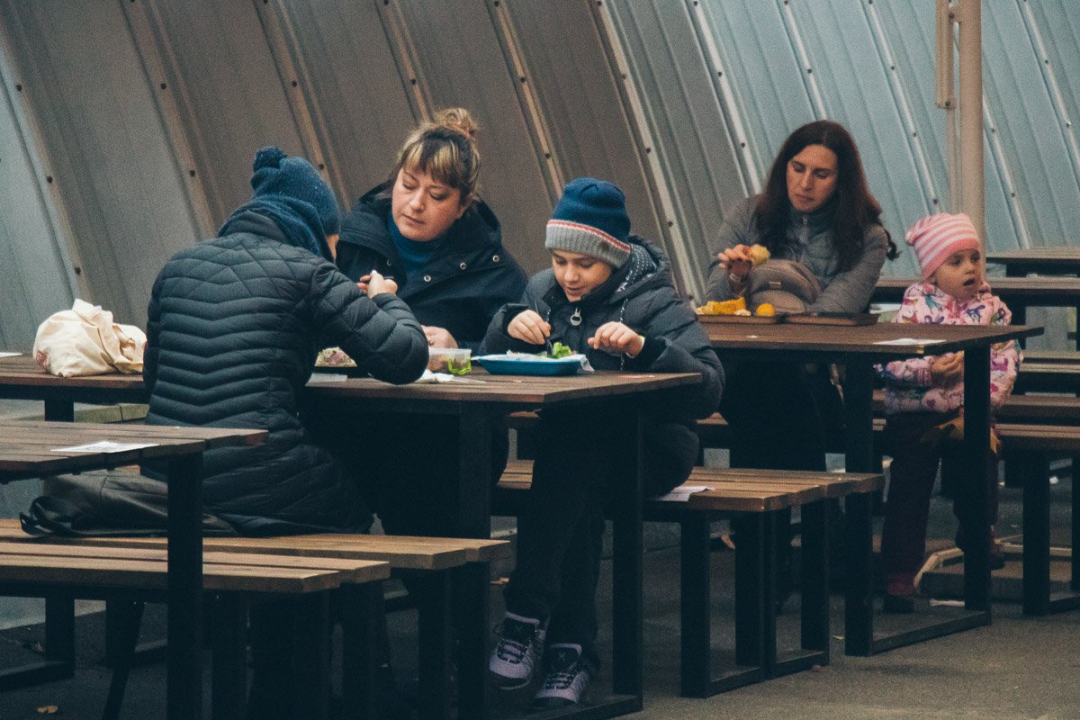 Несмотря на не самую теплую погоду, на Кураже было достаточно много людей