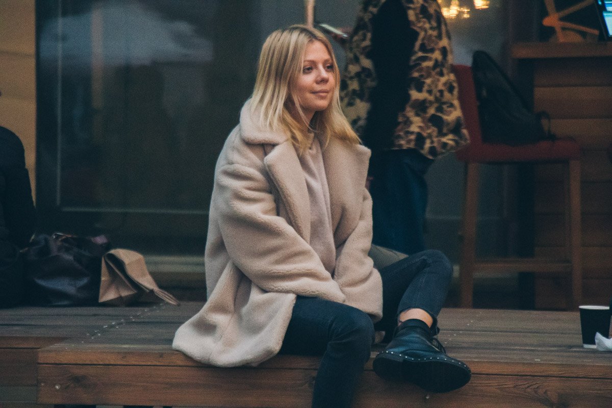 Если шопинг и поедание вкусностей утомили, можно отдохнуть, сидя на лавочке