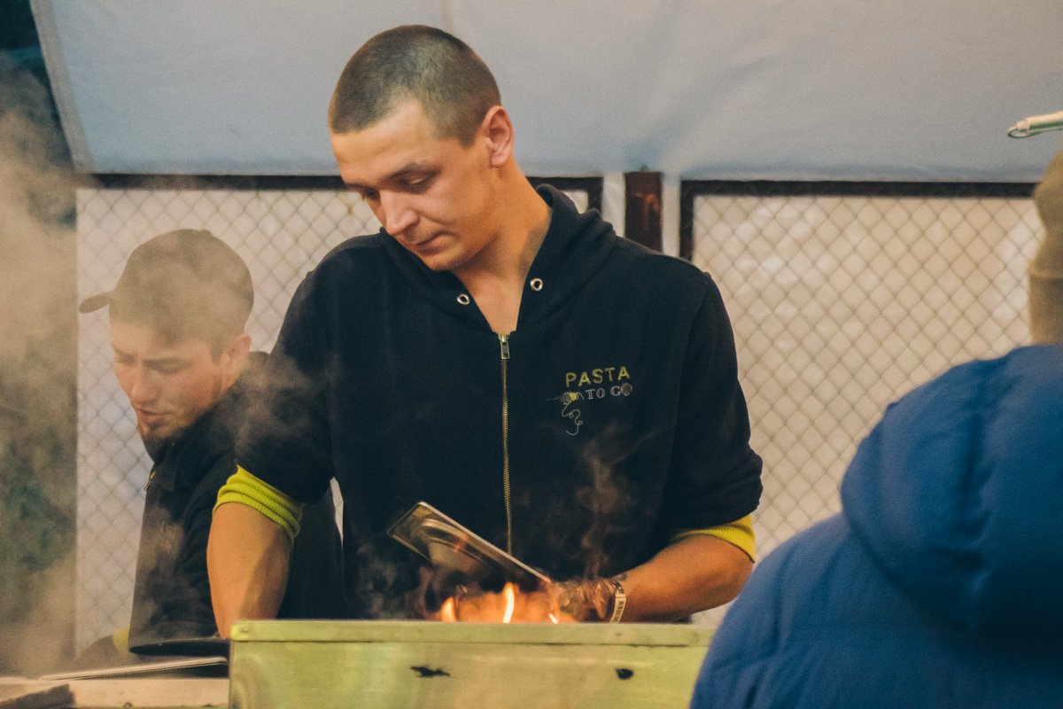 Уверены, этот мужчина готовит восхитительную пасту, так старается