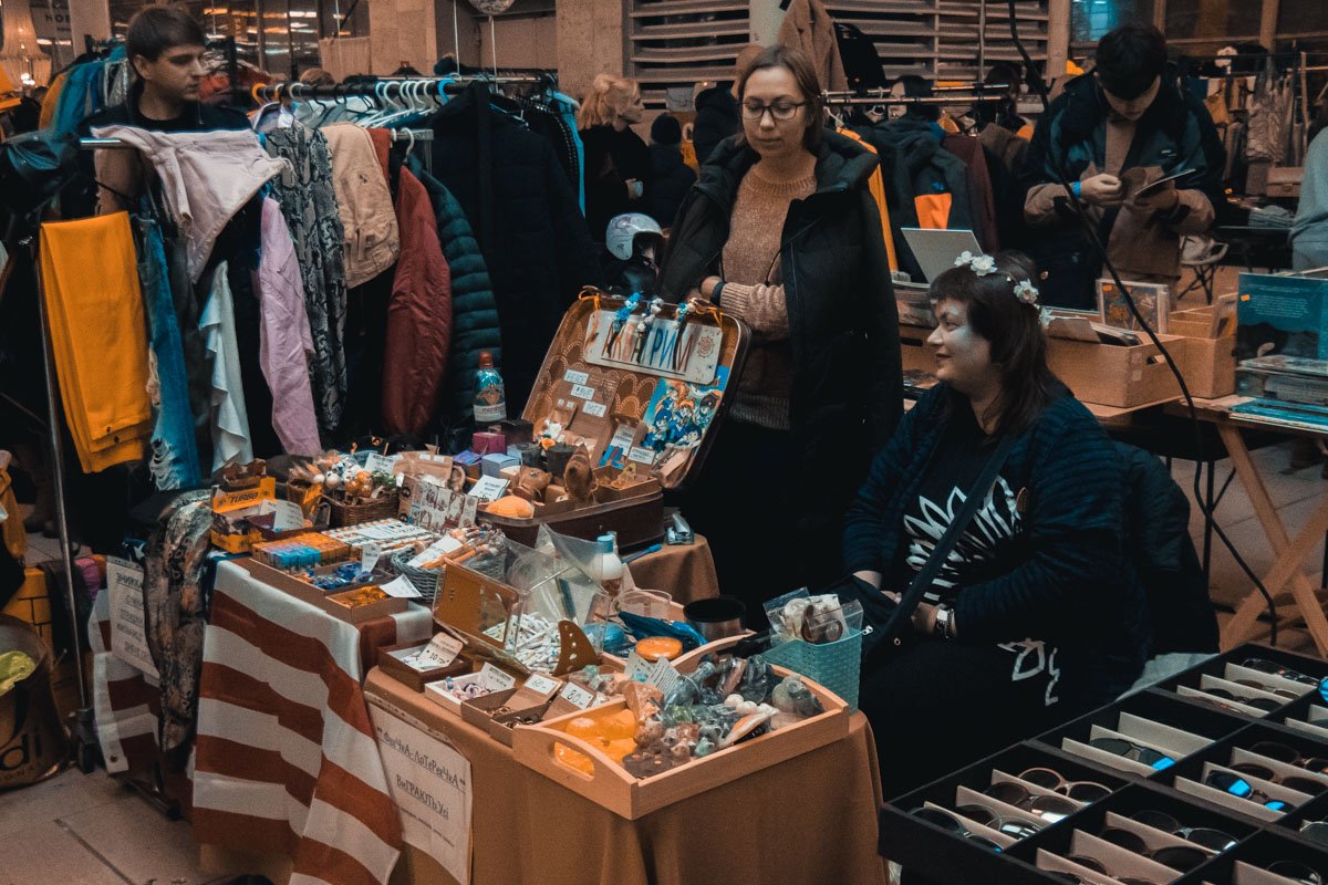 Продавцы развлекаются, как могут, например, делают себе милый грим 