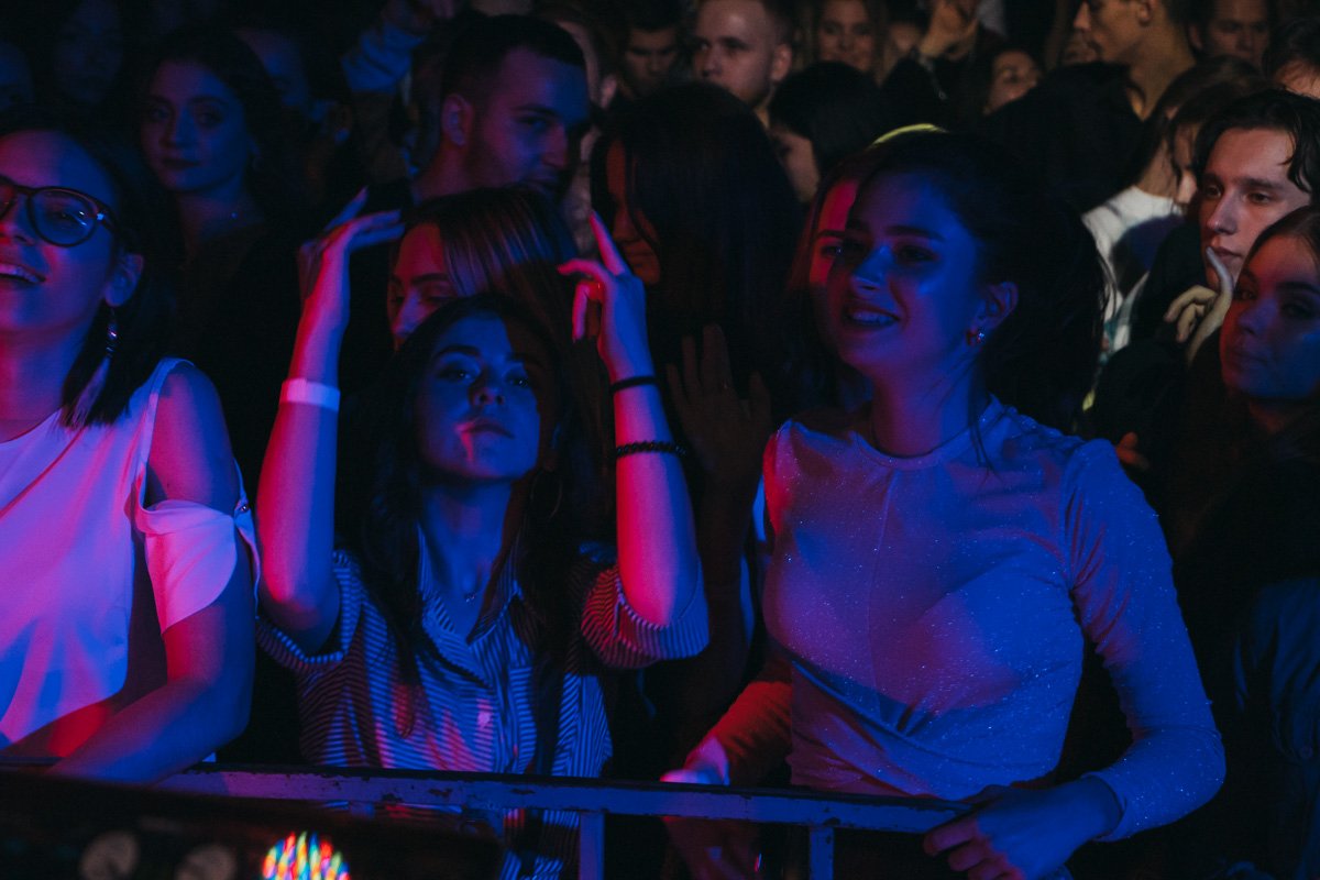 Эта дата выпала на воскресенье, а пары в понедельник никто не отменял, студенты начали отмечать праздник еще 16 ноября