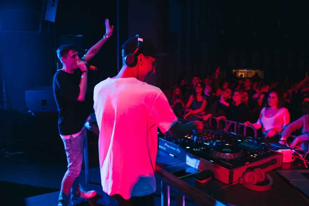 В этот раз гости тусовки услышали не только крутые сеты от Dj, но и исполнение не менее ярких песен