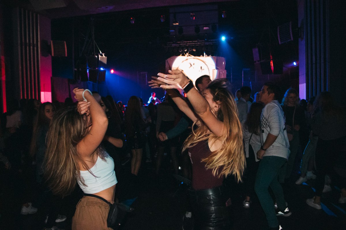 Танцы не прекращались, девочки визжали от радости, видя на сцене смазливых ребят