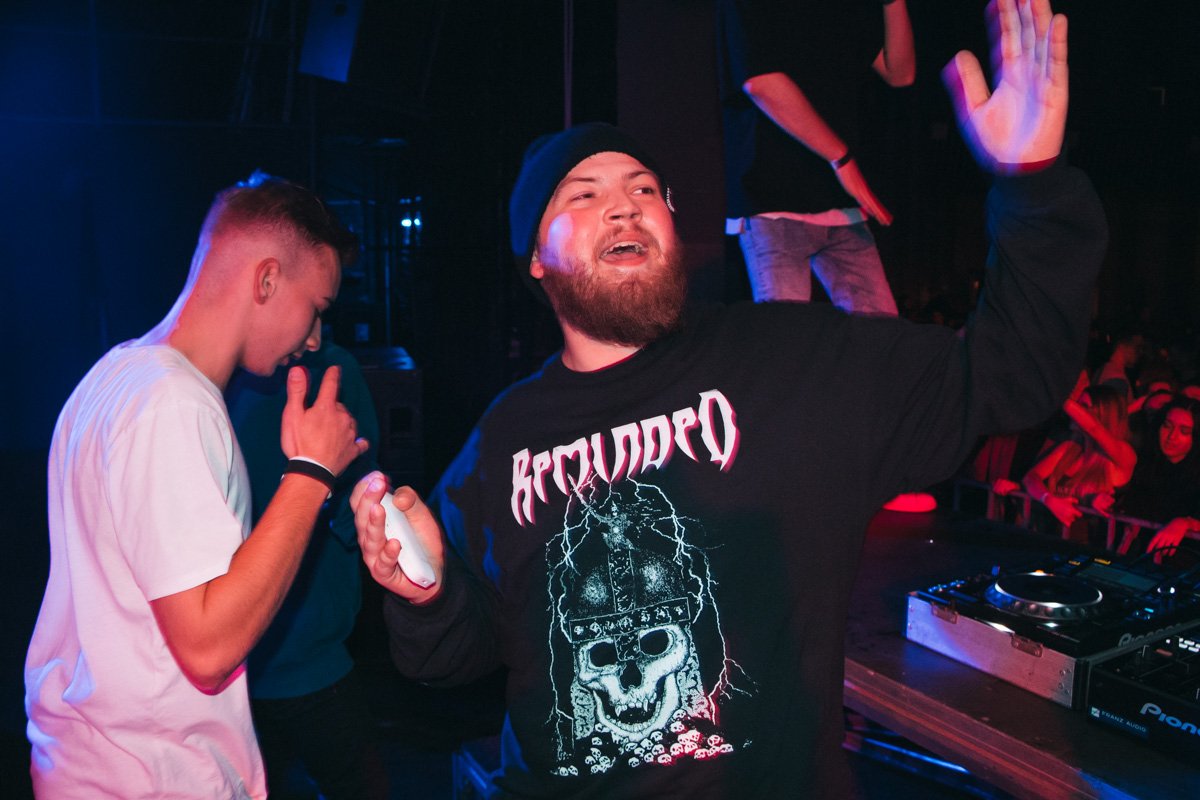 Парни просто качали под знакомые треки и устраивали слэмы