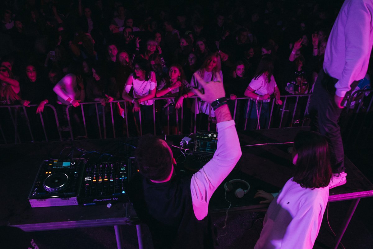 Это и рэп, и попса, причем как старая, так и новая, а главное, хорошо совместимая в сетах, и лирика