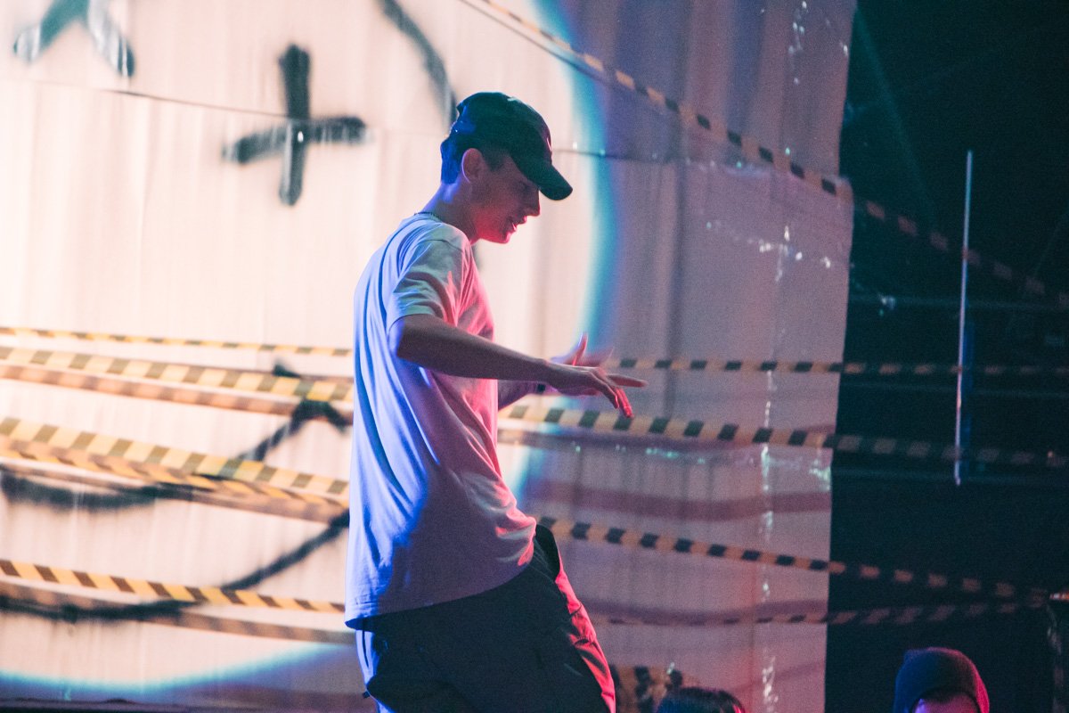 Эти вечеринки очень домашние, уютные, несмотря на шум и большое количество народа