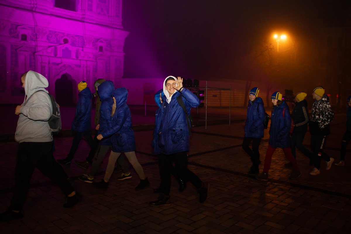 На Софийской площади собрались родители со своими преждевременно рожденными детьми и те врачи, которые помогают им появляться на свет