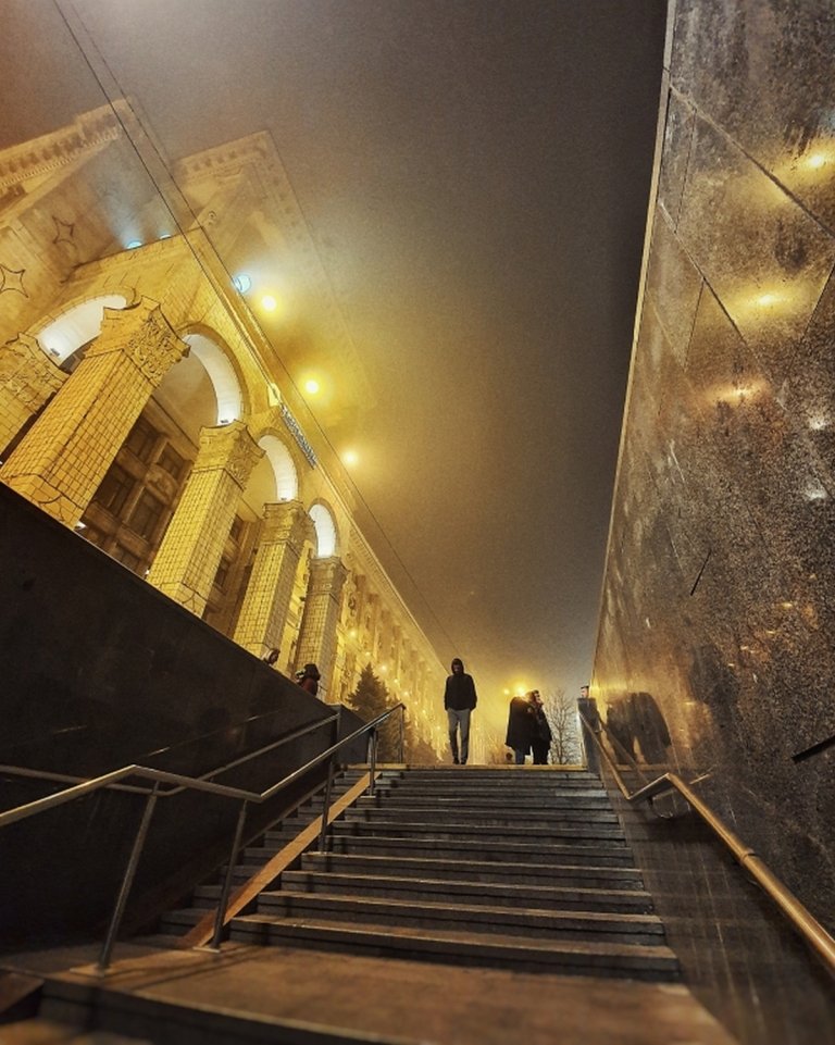 Ну и куда в подборках лучших фото за неделю без туманного Киева? Фото - @satesounds