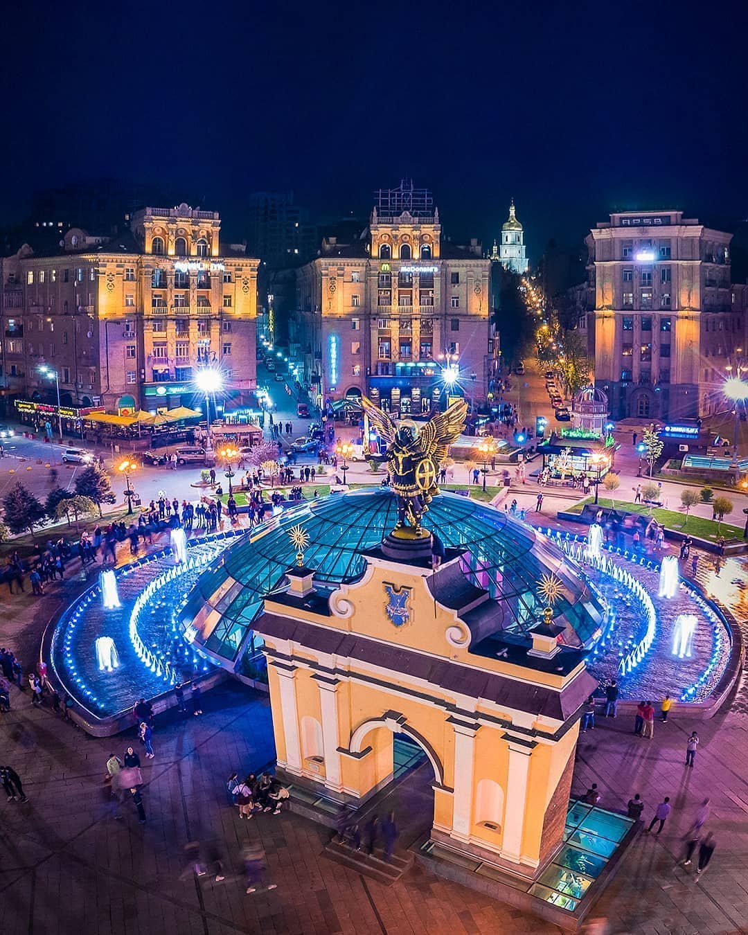 Ну а центр столицы, уже привычно, переливается яркими красками. Фото от @kharkiv_pixel