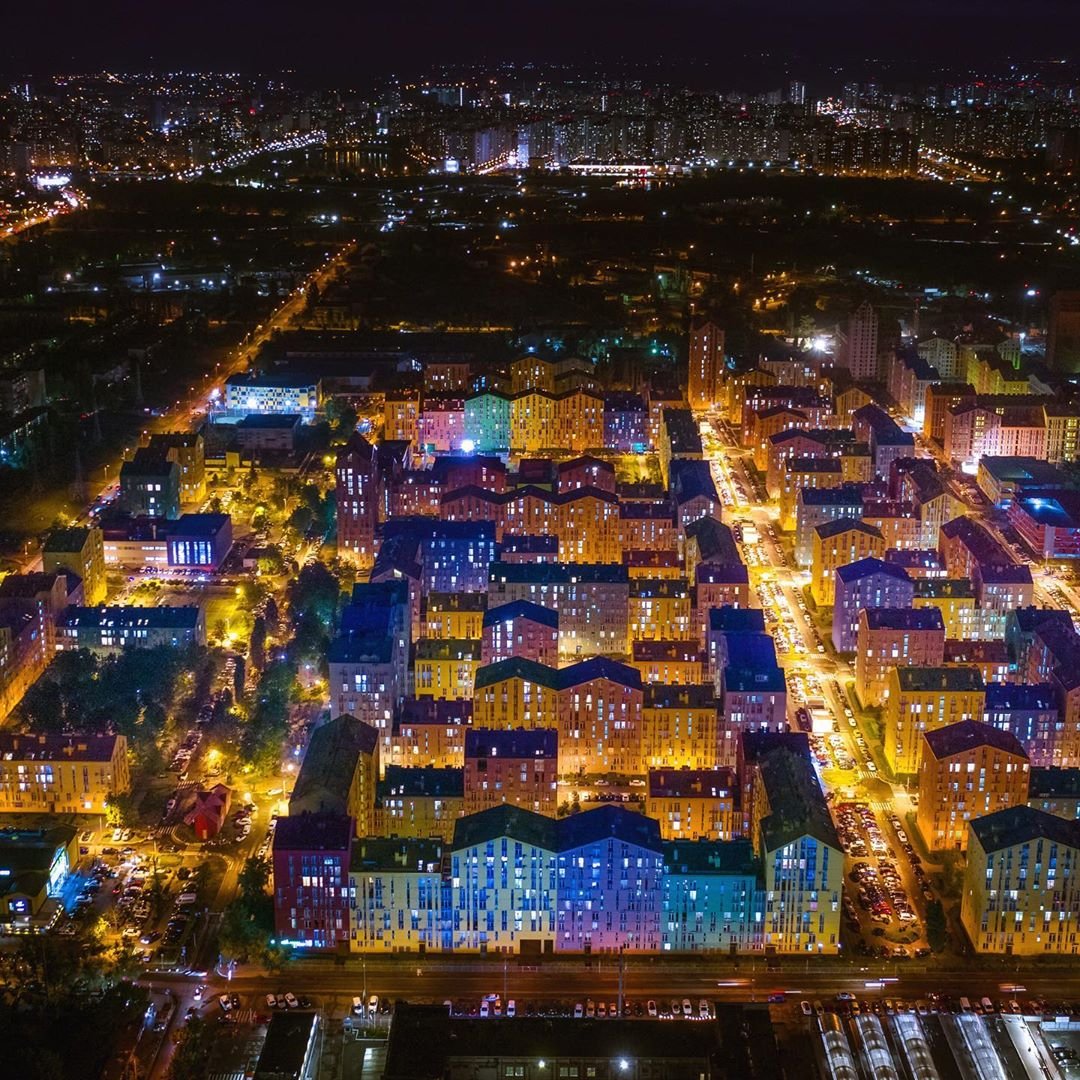 Ночной и разноцветный Киев с высоты птичьего полета от @flyua_kiev - великолепен