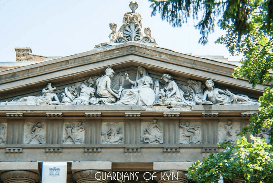 А вот эта увлекательная крыша находится на улице Грушевского, 6 А вот эта увлекательная крыша находится на улице Грушевского, 6