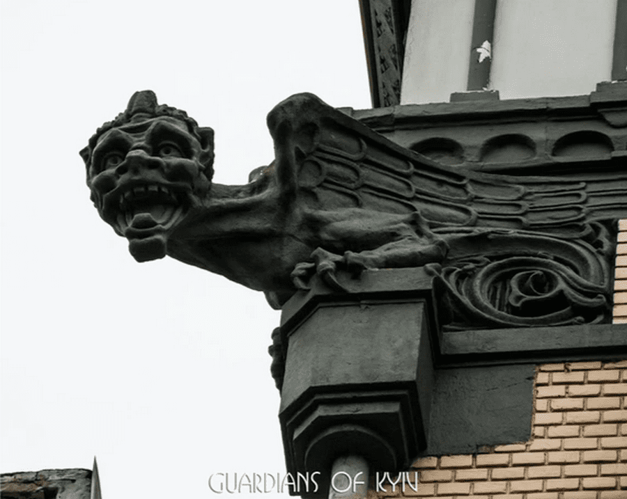 Маскарон чудовища в столице Маскарон чудовища в столице