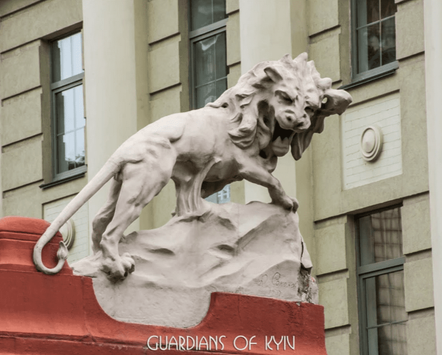 Маскароны львов считаются символом защиты зданий. Этот находится на улице Гончара, 33 Маскароны львов считаются символом защиты зданий. Этот находится на улице Гончара, 33