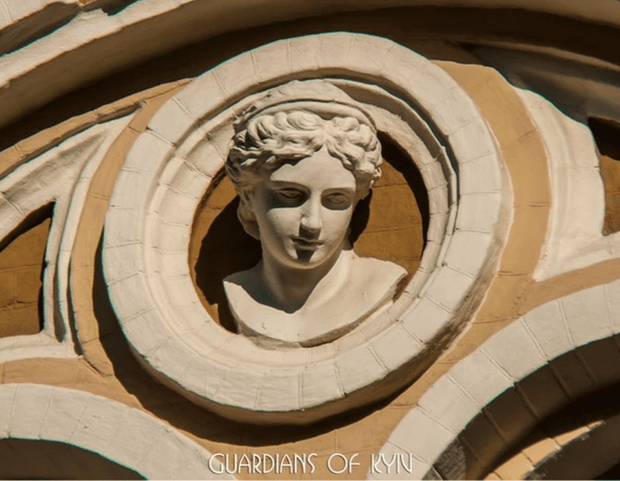 А вот эта дама наблюдает за прохожими на улице Терещенковская, 17 А вот эта дама наблюдает за прохожими на улице Терещенковская, 17