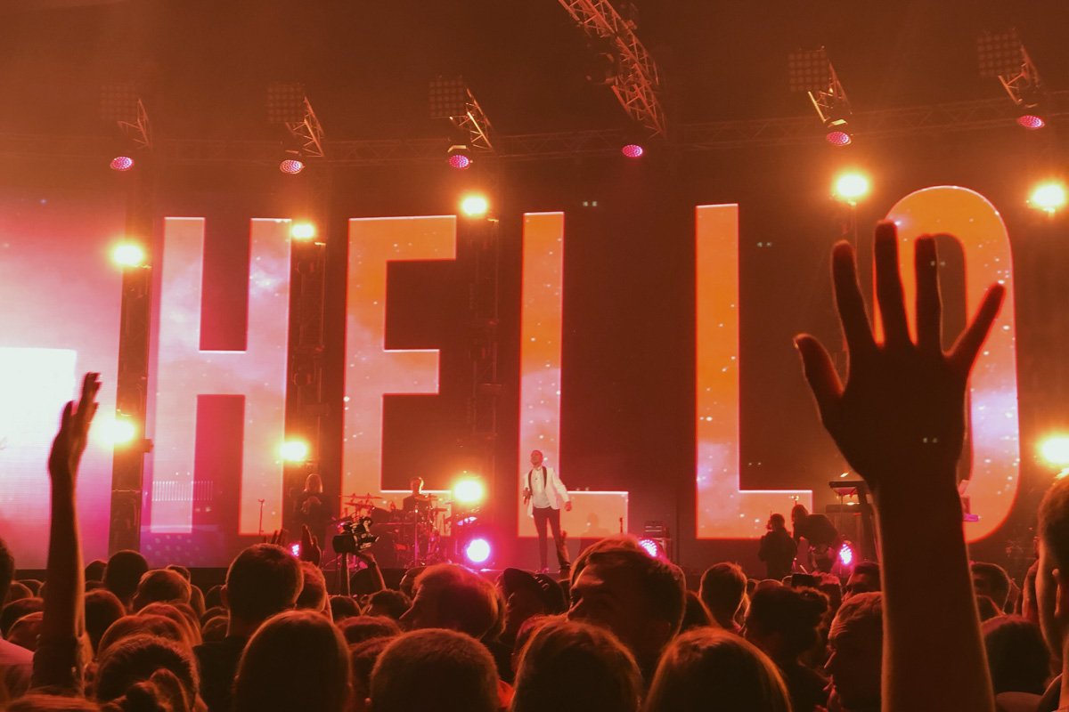 «Stand up! Виринає сяйво. Stand up! Темряви нема»