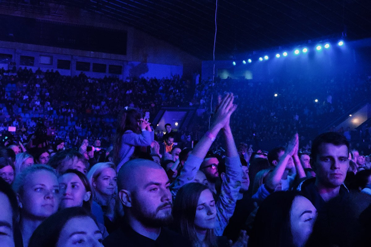 «Там де любов шукають, там де її п'ють, за неї зникають... Для неї живуть!»