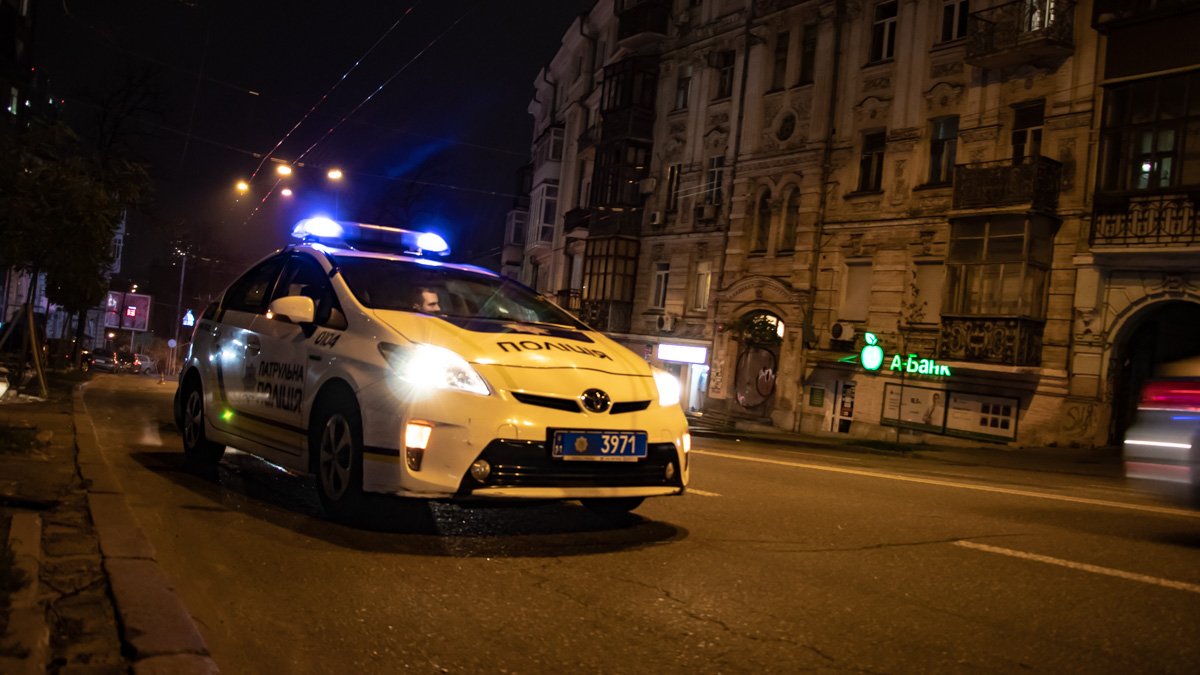 На Сечевых Стрельцов мужчина упал под колеса автомобиля 