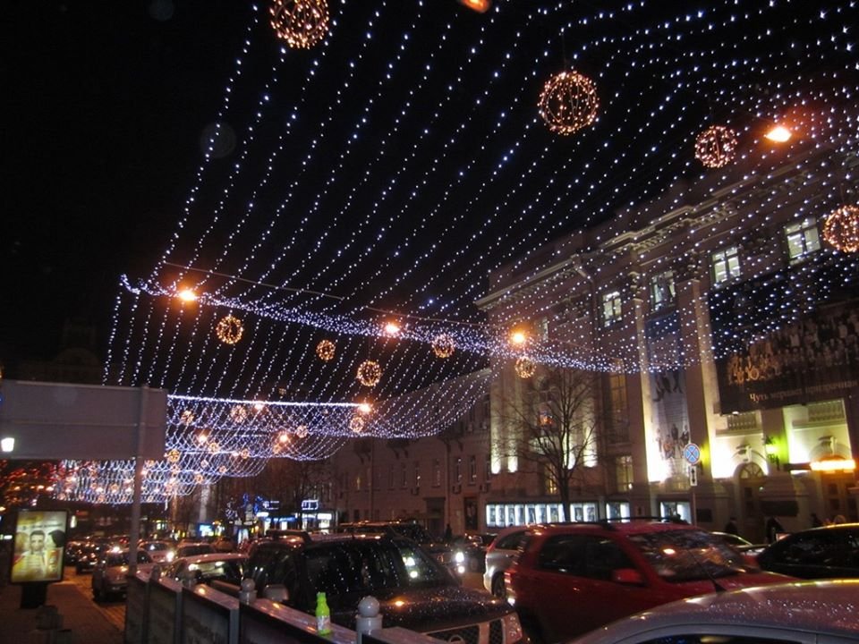 Новогодняя иллюминация уже начала сиять, но пока только в тестовом режиме