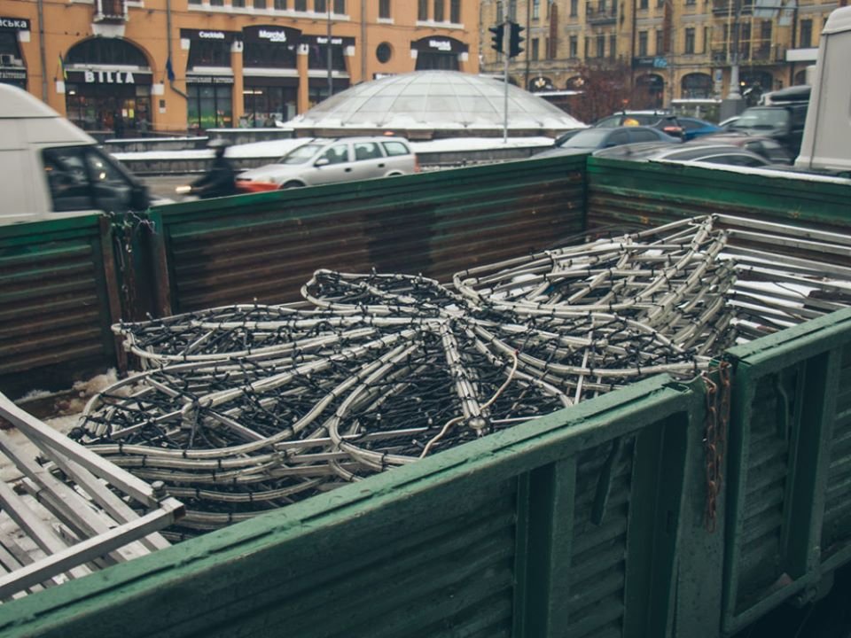 Эти "гадкие утенки" в кузове скоро станут белыми лебедями в авангарде новогоднего освещения столицы