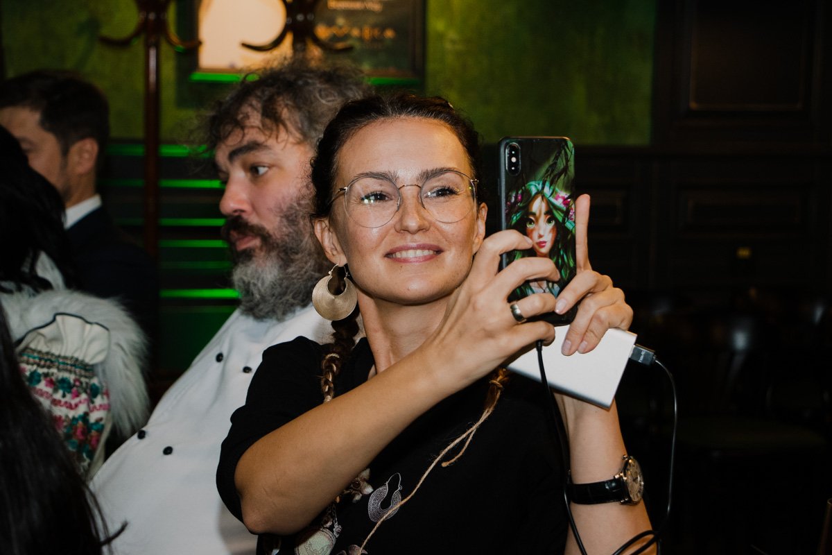 Идейный вдохновитель фильма, а на заднем фоне шеф-повар 