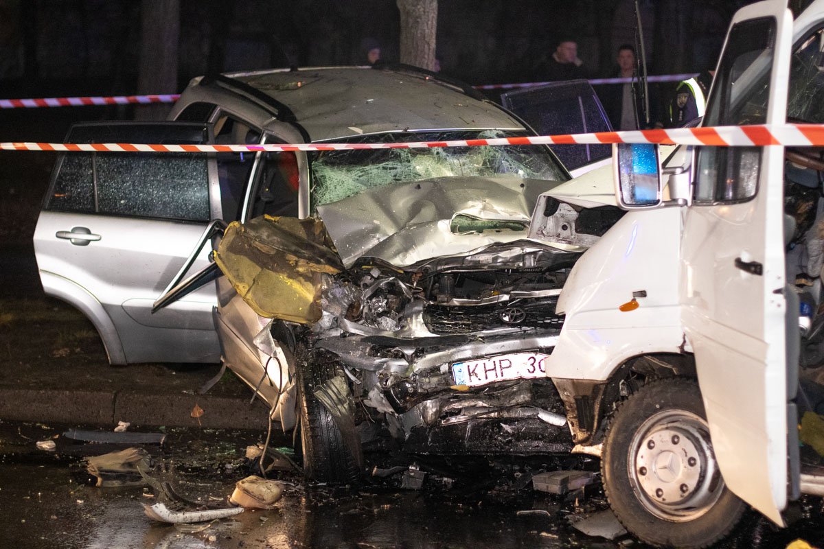 В ночь на 20 ноября в Киеве по адресу улица Зодчих, 30 произошло масштабное ДТП с пострадавшими В ночь на 20 ноября в Киеве по адресу улица Зодчих, 30 произошло масштабное ДТП с пострадавшими