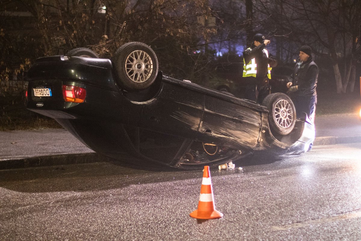 В ночь на 20 ноября в Киеве на съезде с Кольцевой дороги на проспект Победы произошло ДТП с опрокидыванием
