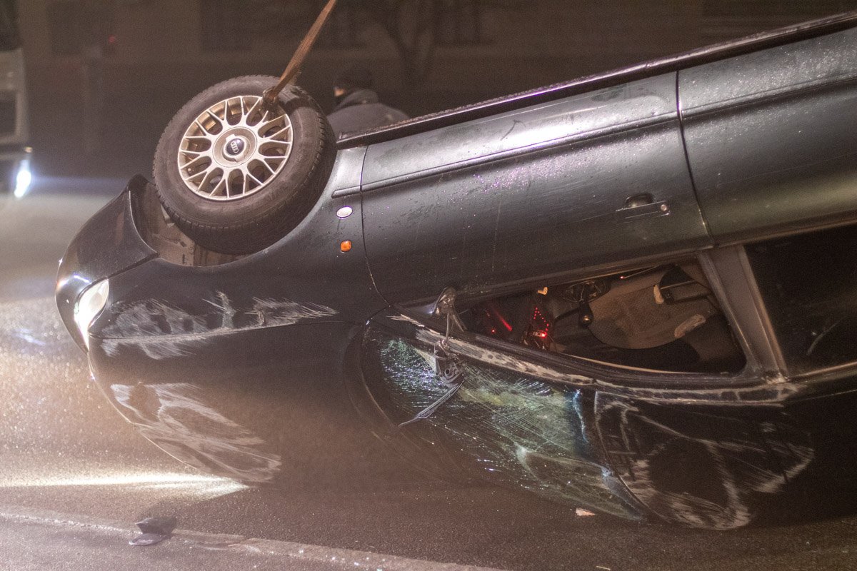 Автомобиль Audi A4 вылетел на полосу встречного движения и перевернулся