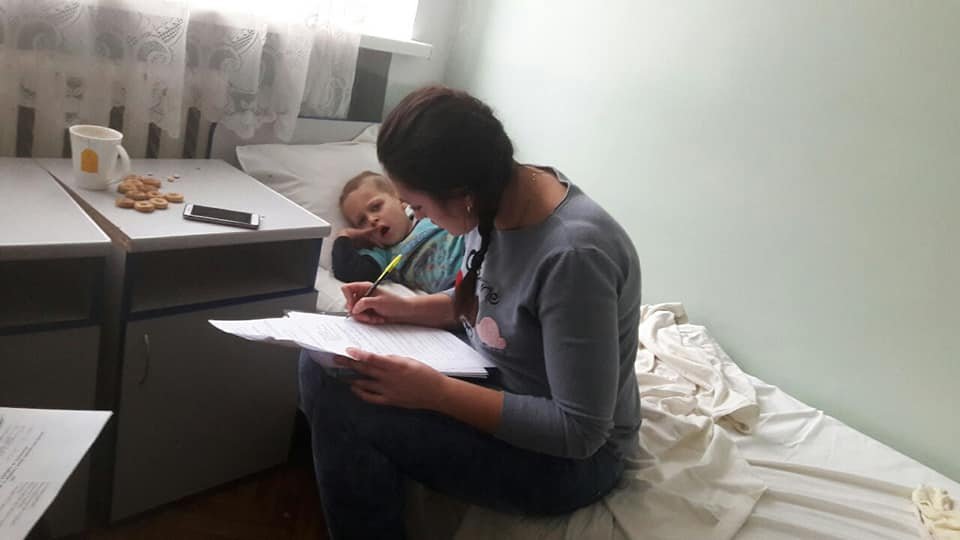 Под Киевом двое малолетних детей с младенцем мерзли ночью посреди улицы